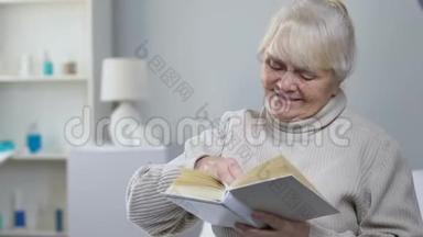支持护士给老年妇女病人配眼镜，老年妇女看书